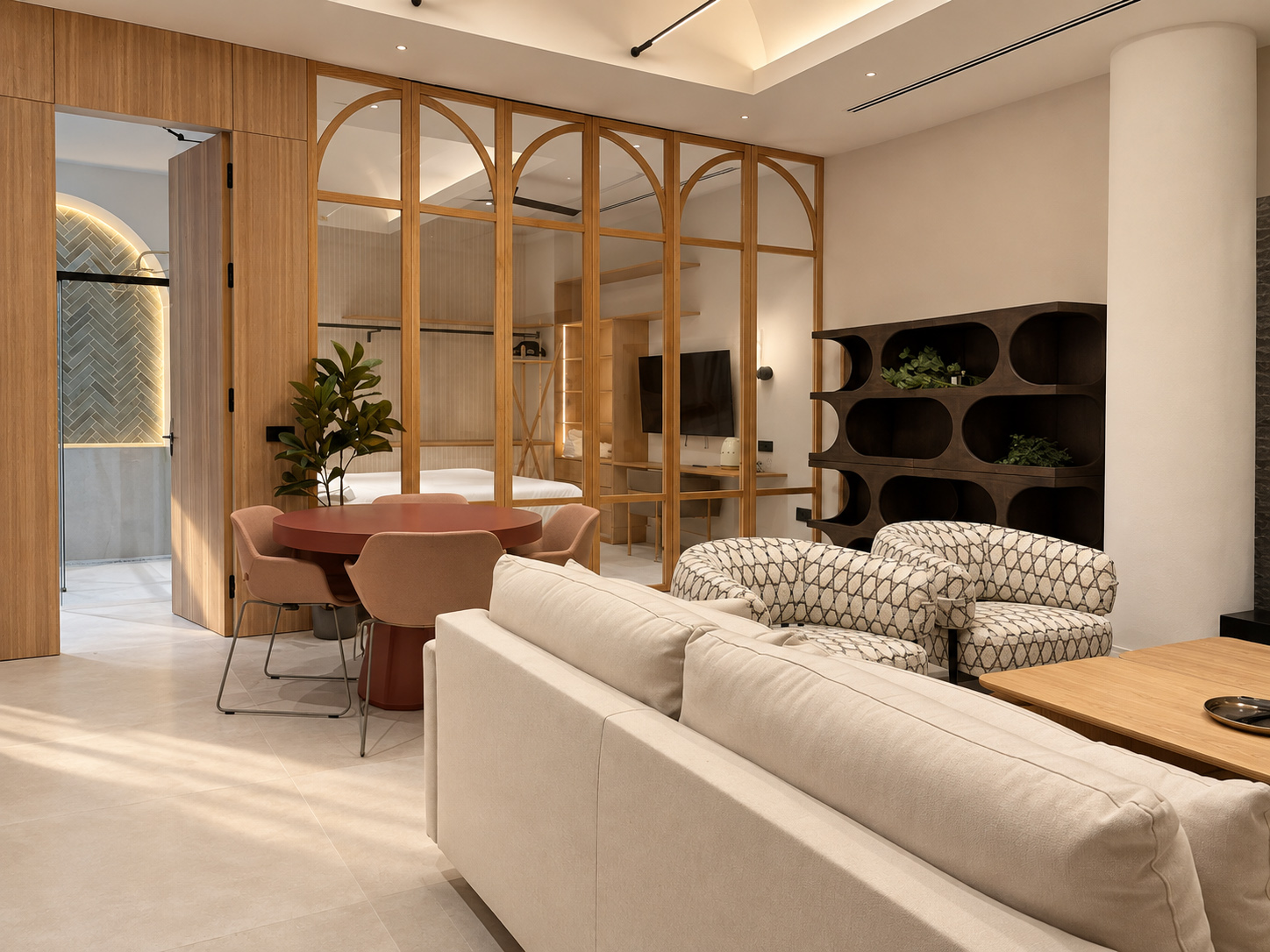 Apartamento turístico reformado: salón con cerramiento de madera y zona de comedor